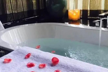 广州白云区水疗池中的失重冥想：当身体学会漂浮